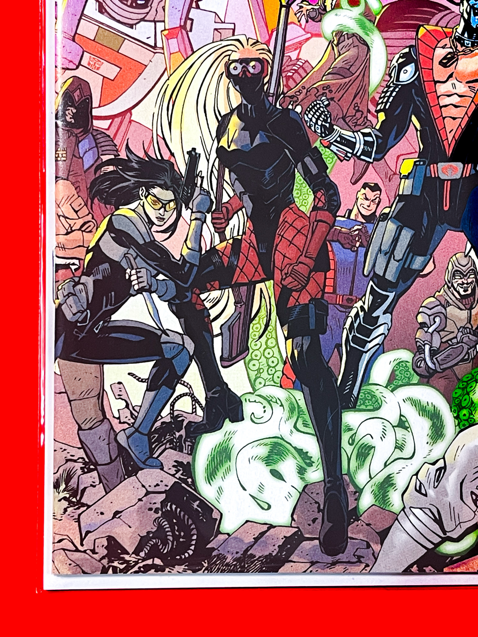 Bottom left corner of Transformers #33 | Tom Reilly & Adriano Lucas Cover