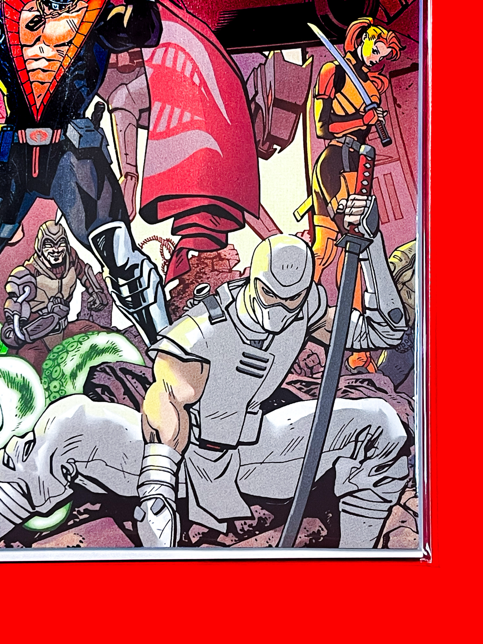 Bottom right corner of Transformers #33 | Tom Reilly & Adriano Lucas Cover